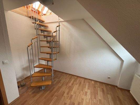 Zimmer mit Treppe zum Spitzboden