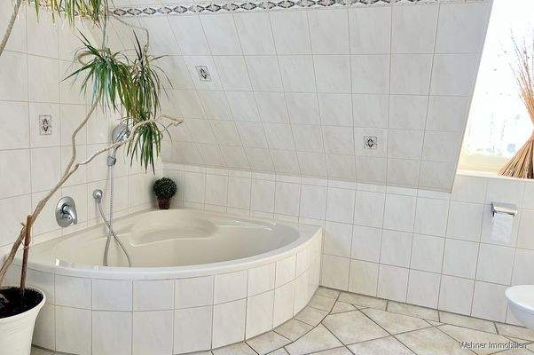 Eckwanne im Bad des DG