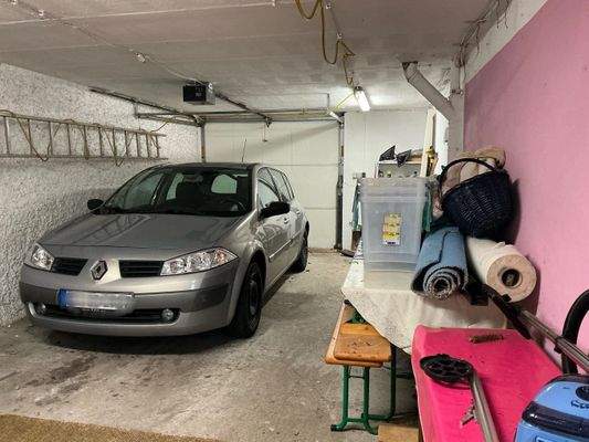 große Garage mit elektr. Garagentor