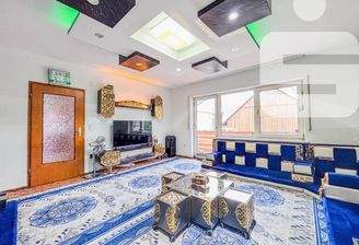 Wohnzimmer mit Zugang zum Balkon