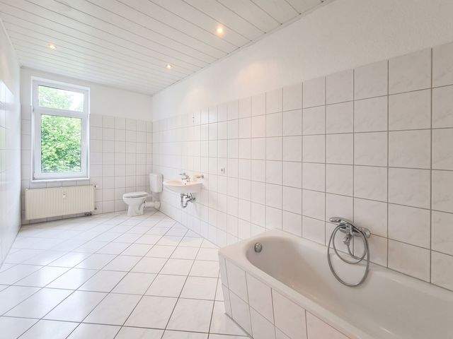Frisch sanierte 3- Raum- Wohnung im 1. OG direkt gegenüber den Ilm-Kreis-Kliniken - Photo 3