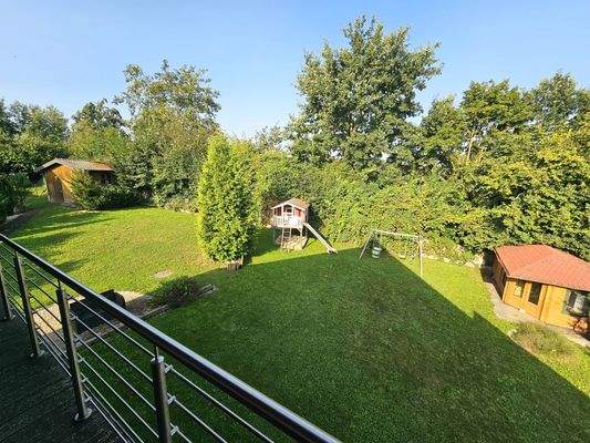Anicht Balkon Elternschlafzimmer in den Garten.jpg