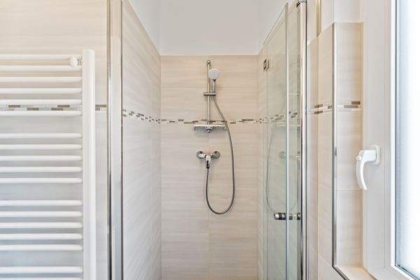 Dusche im Badezimmer EG.JPG