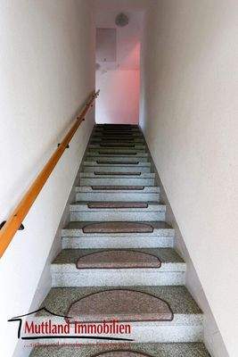 tolle Steintreppe ins OG