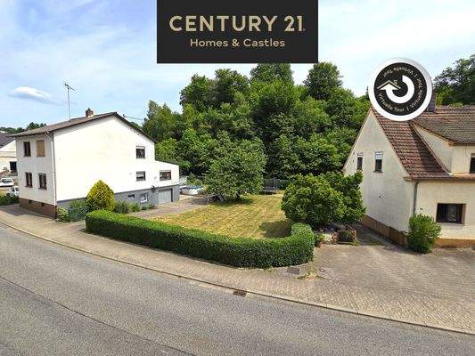 Frontansicht von der rechten Seite des Grundstücks