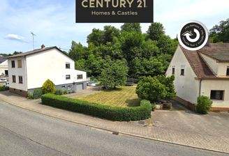 Frontansicht von der rechten Seite des Grundstücks