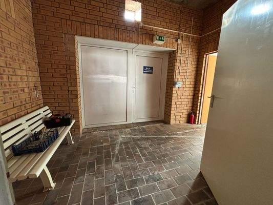 9 Lieferanteneingang Rückseite