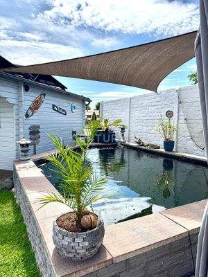 ...neben einer Feuerstelle gibt es einen Teich