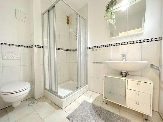 Helles Badezimmer mit Dusche