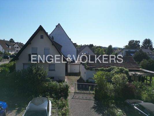 Garteneingang am Parkplatz