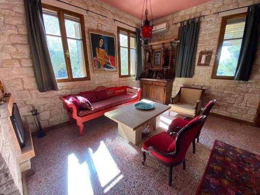 2 komplett ausgestattete Steinvillen mit schönen Gärten und 3 zusätzlichen Baurechten