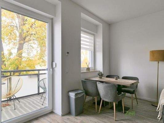 Esstisch vor dem Balkon