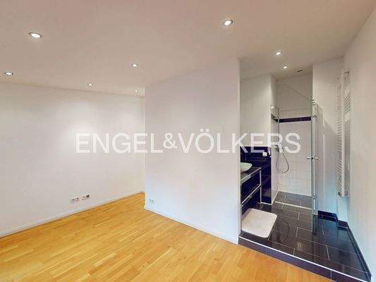 Offenes und modernes Duschbad im Obergeschoss