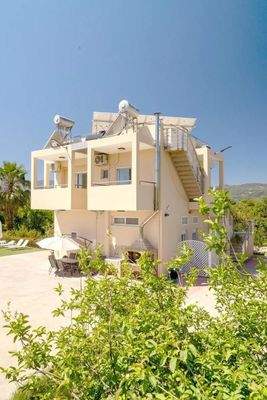 Kreta, Episkopi: Haus mit 2 Wohnungen, Bio-Obstplantage und Bergblick zu verkaufen