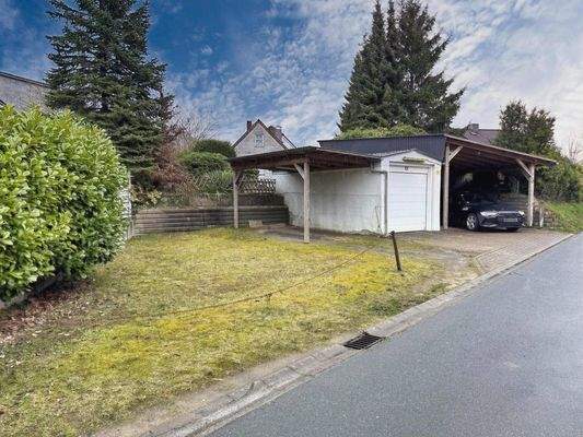 mehr als ausreichend eigene PKW-Stellplätze auf der Rückseite