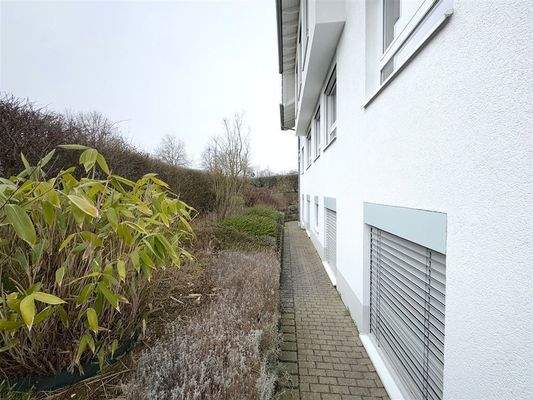 Pflegeleichter, angelegter Garten mit Terrasse