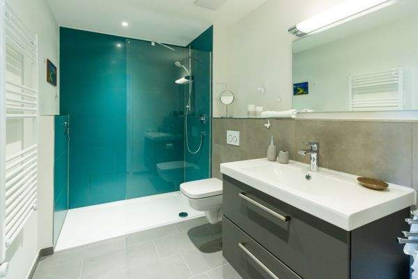 eines der Duschbäder