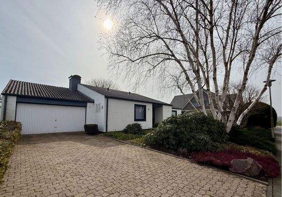 Garage und Stellfläche/Auffahrt