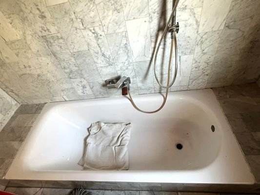 Bad mit Wanne 