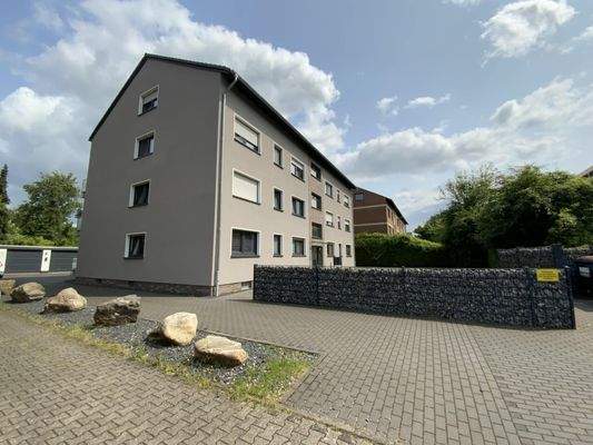 Einfahrt und Seitenansicht