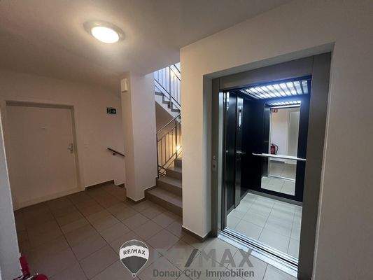 17 Stiegenhaus Aufzug