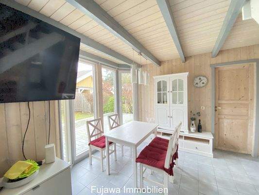 Essplatz und riesiger TV