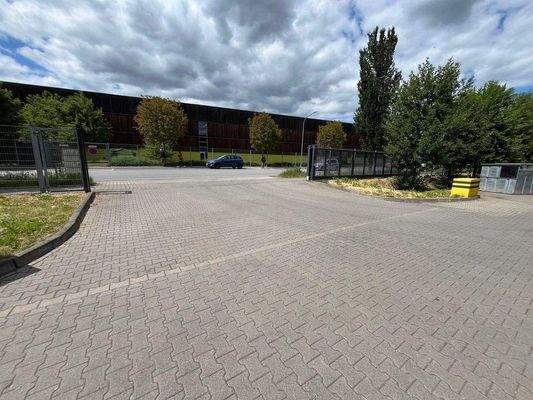 Einfahrt mit autom. Stahlschiebetor