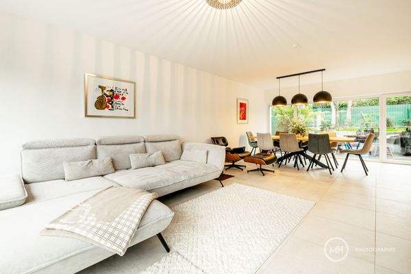 Heller Wohn- und Essraum mit Zugang zur Terrasse