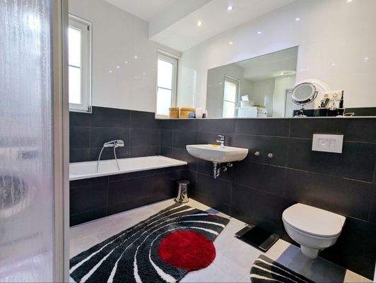 Tageslichtbadezimmer mit Dusche und Badewanne