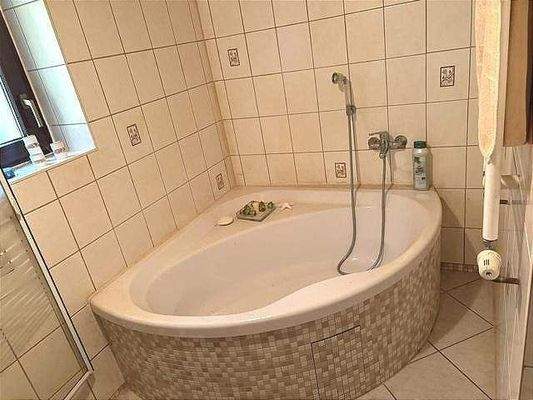 Bad mit Wanne und Dusche