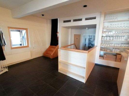 Büro 1 Blick zum Treppenaufgang Besprechungsraum