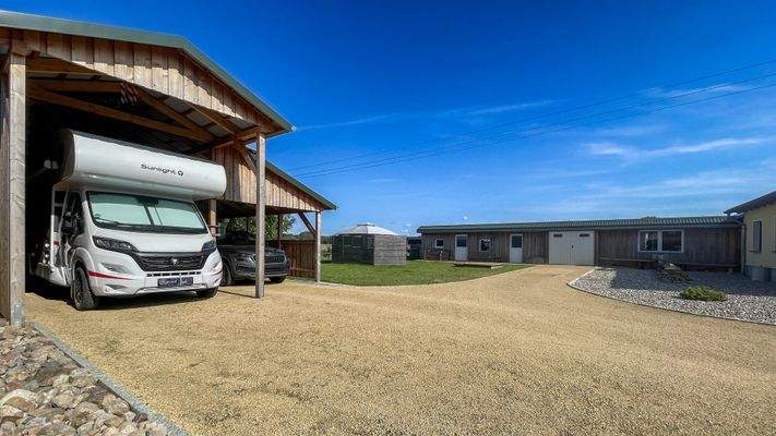 Carport mit Nebengelass