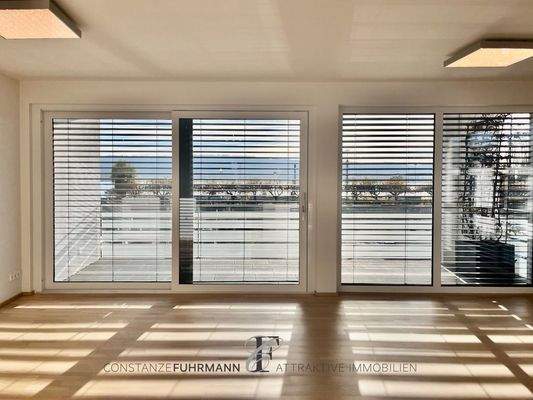 Süd-Fensterfront mit Balkonzugang