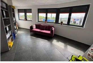 160780378 __ Modernes hochwertiges Büro mit Lagerf