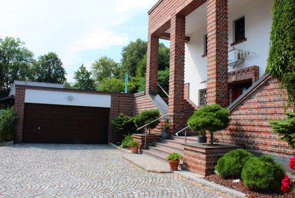 Eingangsbereich und Garage2