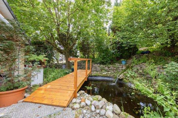 neue Brücke über Teich