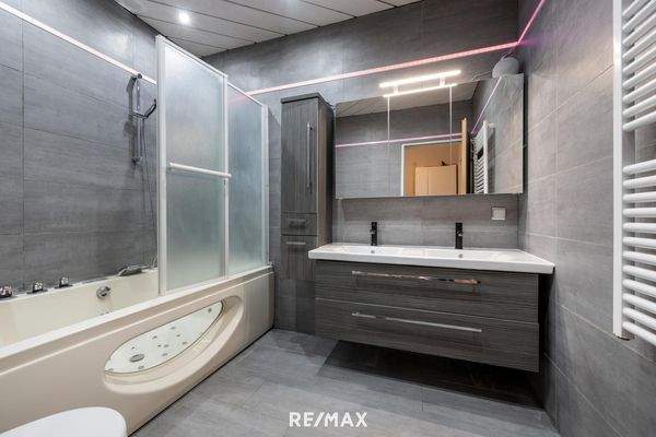 Badezimmer mit Badewanne
