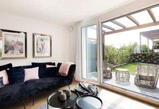 Helle Terrasse mit Lounge