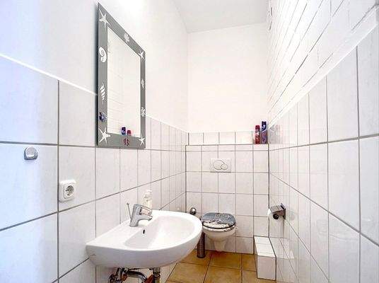 Kleines Badezimmer mit Fliesen