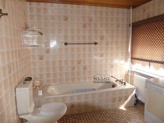 Bad WC im OG mit Badewanne und