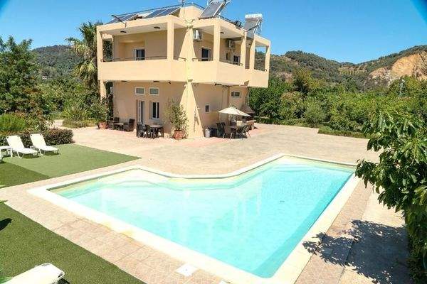 Kreta, Episkopi: Haus mit 2 Wohnungen, Bio-Obstplantage und Bergblick zu verkaufen