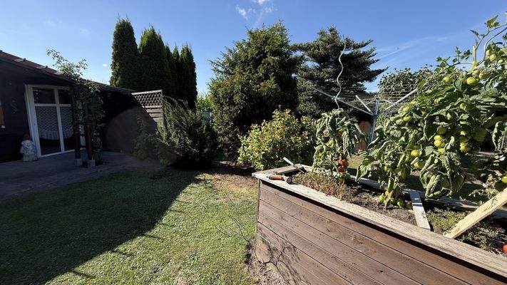 Hochbeete und Poolhaus