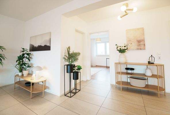 Wohnzimmer mit Blick auf Gästezimmer und Flur