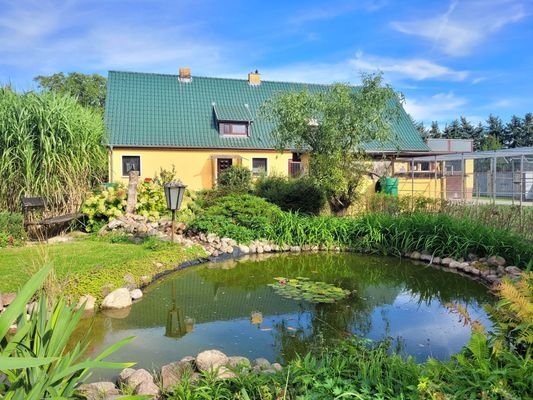 Einfamilienhaus mit Einliegerwohnung und Teich