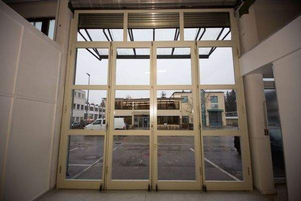 Vierflügelige Drehtüren hinter dem Rolltor