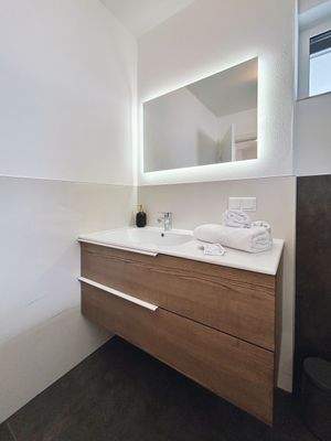 hochwertig ausgestattetes Badezimmer