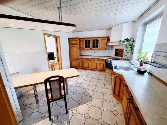 EG: Küche mit Essbereich