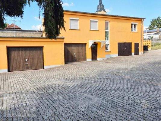 Hofansicht Nebengebäude mit Garagen