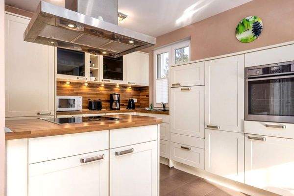 Praktische und moderne Küche mit Insellösung 