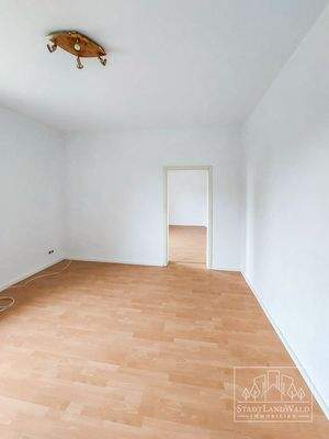 Schlafzimmer mit Zugang zu großem Ankleidezimmer